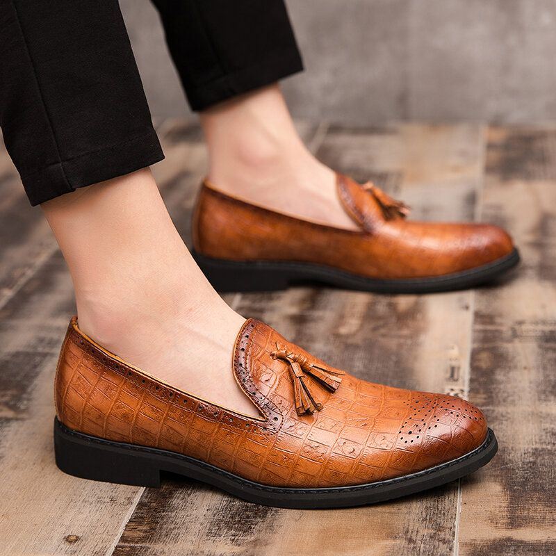 Miesten Brogue Tupsu Decor Mikrokuituinen Nahka Slip On Juhlakengät